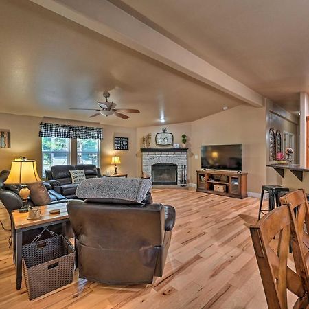 Munds Park Cabin Retreat With Deck And Fire Pit! Exteriör bild